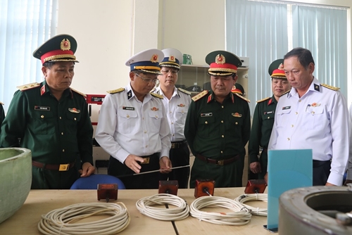 Thượng tướng Lê Huy Vịnh kiểm tra công tác sản xuất vật tư kỹ thuật tại Viện Kỹ thuật Hải quân